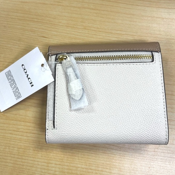 COACH Brand New “Wyn” Tri-Fold Envelope Leather Wallet, Brass/Chalk Taupe - Picture 3 of 7